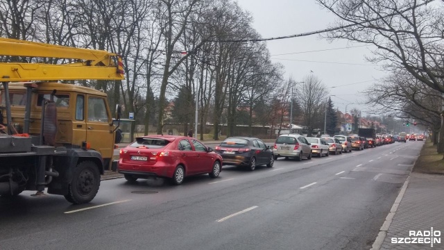 Od zamknięcia w połowie ubiegłego tygodnia części ulicy Arkońskiej trzeba podróżować objazdem. Aby usprawnić ruch, na skrzyżowaniu Papieża Pawła VI, Zaleskiego i Słowackiego zamontowano małe rondo. Niestety w godzinach porannego i popołudniowego szczytu na wspomnianych ulicach tworzą się potężne korki.