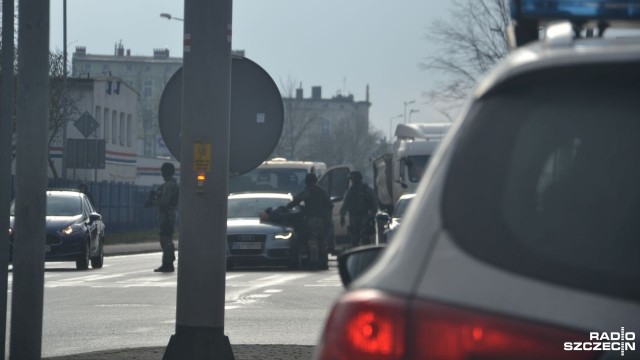 Uzbrojeni funkcjonariusze ścigali kierowcę uciekającego srebrnym audi. Mężczyznę zatrzymano na ulicy Solnej na oczach kierowców i przechodniów.