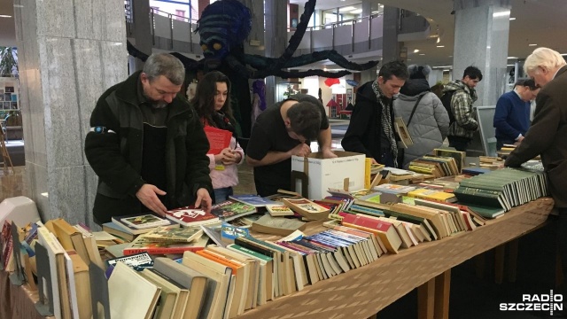 Literackie klasyki, encyklopedie ale też popularne czytadła za symboliczną kwotę do kupienia na kiermaszu w Książnicy Pomorskiej - inicjatorami są członkowie szczecińskiego oddziału Stowarzyszenia Bibliotekarzy Polskich.