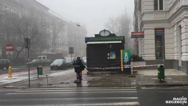 Na skrzyżowaniu ulic Śląskiej i Jagielońskiej pękła rura. Woda wylewała się tam z chodnika.