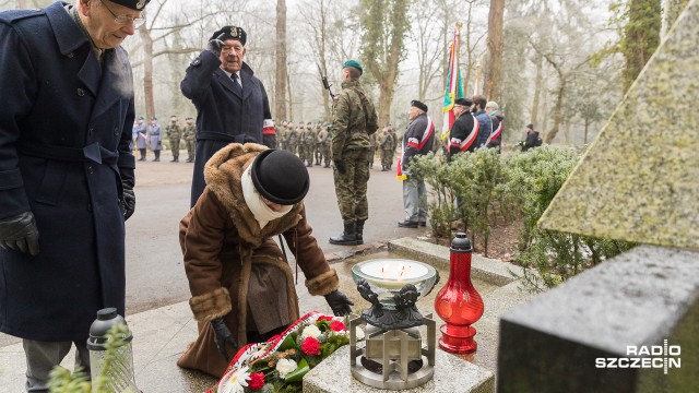 76 lat temu Związek Walki Zbrojnej został przemianowany na Armię Krajową. Była to największa podziemna armia w okupowanej przez Niemców Europie. W środę z tej okazji na Cmentarzu Centralnym w Szczecinie, przed pomnikiem Polskiego Państwa Podziemnego złożono kwiaty, odbył się też uroczysty apel poległych.