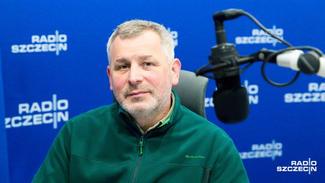 Brutalny, bezwzględny i niedbający o życie i zdrowie zwierząt - czy taki jest szczeciński łowczy miejski Ryszard Czeraszkiewicz Jego wtorkowa interwencja wzbudziła wiele kontrowersji: potrącona na ulicy Szerokiej sarna musiała zostać uśpiona.