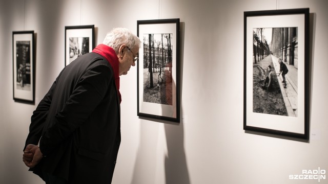 Wystawa zdjęć jednego z najbardziej rozpoznawalnych i uznawanych polskich fotografików od środy w szczecińskiej Filharmonii - na wernisaż ekspozycji zatytułowanej Miejsca. Rekonstrukcja IV przyjechał także autor, Tadeusz Rolke.
