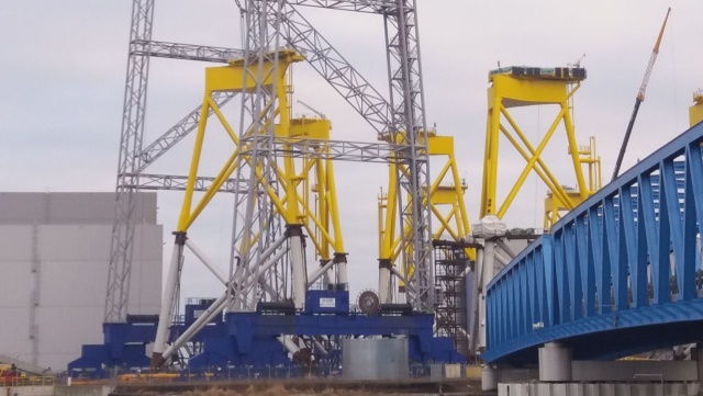 Pierwsze kratownicowe podstawy do morskich elektrowni wiatrowych wyprodukowane w Szczecinie, są przygotowywane do transportu. Mają trafić na Morze Północne.