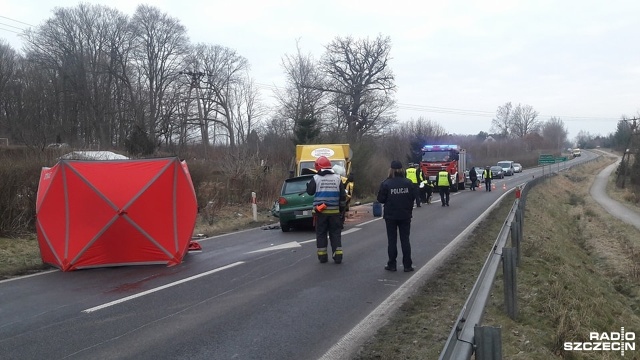 Jedna osoba zginęła, a jedna została ciężko ranna w wypadku na drodze wojewódzkiej nr 167 w okolicach miejscowości Strzekęcino. We wtorek przed godziną 6 zderzyli się tam kierujący samochodem osobowym i busem.