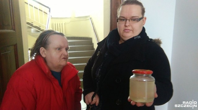 Akt desperacji na sesji Rady Miejskiej w Nowogardzie. Mieszkanka Ptaszkowa wypiła podczas obrad wodę skażoną bakteriami coli. W ten sposób chciała zaprotestować przeciwko bierności burmistrza Roberta Czapli.