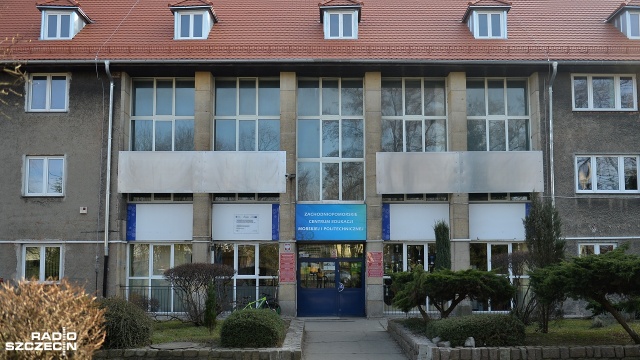 Strzelanie z replik broni palnej, zajęcia w pracowni nawigacji morskiej czy nauka wiązania węzłów żeglarskich. Takie atrakcje czekają na wszystkich, którzy odwiedzą w czwartek Zachodniopomorskie Centrum Edukacji Morskiej i Politechnicznej przy ulicy Hożej w Szczecinie.