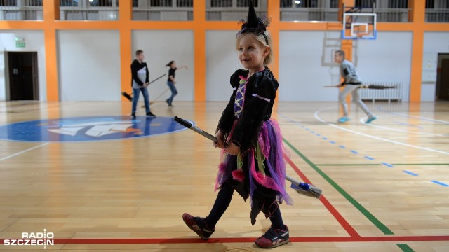 Lekcje czarów i eliksirów, warsztaty tworzenia różdżek oraz magiczne doświadczenia, na przykład pompowanie balona za pomocą octu i sody - tak wyglądała noc z piątku na sobotę w Szkole Podstawowej nr 56 w Szczecinie.