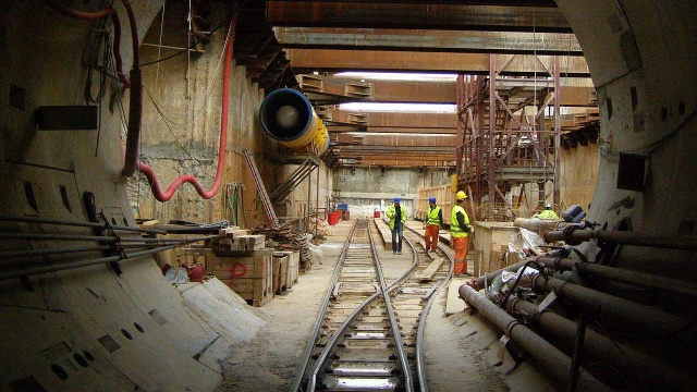 W Salonikach (Grecja) podczas prac przy metrze znaleziono 300 tysięcy antycznych przedmiotów - 50 tysięcy z nich to starożytne monety. Ostatnio odkopano bezgłową figurę Afrodyty i mozaikę podłogową z IV wieku przed naszą erą.