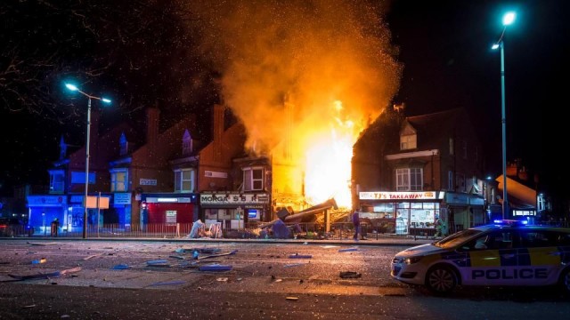 Cztery osoby zmarły w wyniku obrażeń po niedzielnej eksplozji i pożarze w Leicester w Anglii - poinformowała policja.