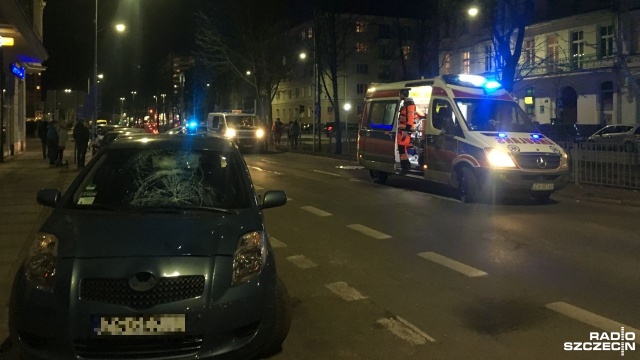Na alei Piłsudskiego w Szczecinie, tuż przed godz. 19, na przejściu dla pieszych doszło do potrącenia 25-letniego przechodnia: według informacji słuchaczy Radia Szczecin poszkodowanemu pomocy udzielili świadkowie zdarzenia.