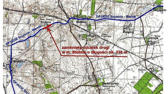 Woda z okolicznych pól zalała jezdnię między miejscowościami Stobno i Bobolin. Prawie półkilometrowy odcinek drogi powiatowej jest zamknięty.