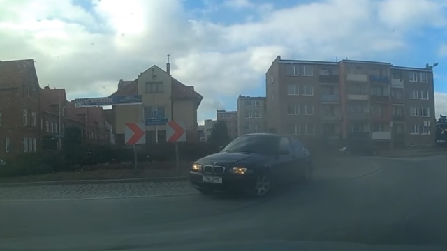 Driftowali na rondzie w Złocieńcu, a teraz mogą ponieść karę. To przez film krążący w Internecie, na którym widać popisy kierowców BMW. Wideo trafiło już na policję.