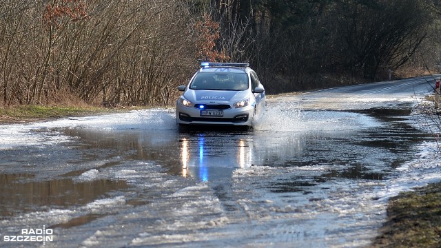 Ulica Tczewska między przejazdem kolejowym w Szczecinie Dąbiu a wjazdem na węzeł autostradowy w obu kierunkach jest nieprzejezdna. Z pobliskiego stawu na jezdnię wylała się woda i zaczęła zamarzać. Zrobiło się bardzo niebezpiecznie.