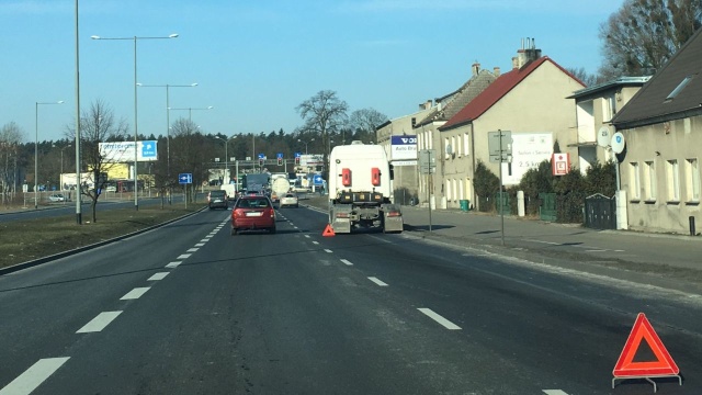 Ponad cztery godziny trwało usuwanie uszkodzonego tira, który w środę rano zatarasował jeden pas ruchu na ulicy Zwierzynieckiej.