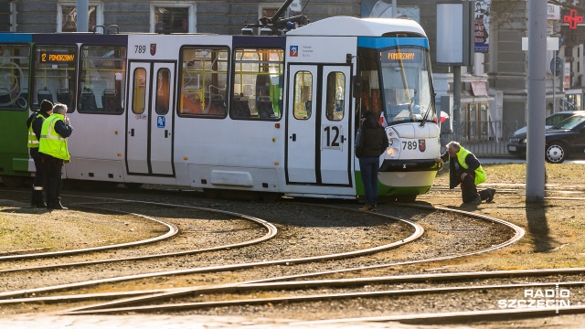 Tramwaj linii 12 jadący w kierunku Pomorzan wykoleił się na placu Szarych Szeregów w Szczecinie.