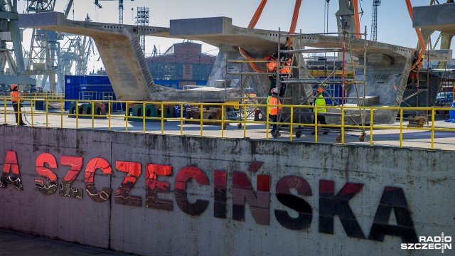 Most we fragmentach popłynie ze Szczecina do Danii. Firma Mostostal kończy załadunek żelbetowych elementów w Stoczni Szczecińskiej. Całość jest bardzo widowiskowa, bo jeden segment waży 115 ton, a na barce będzie ich kilkanaście. To pierwszy transport fragmentów przeprawy.