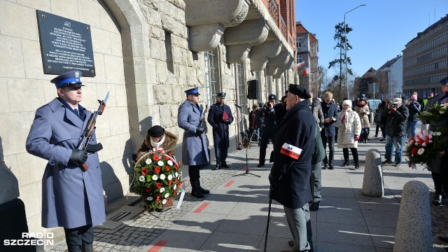 Złożyli kwiaty pod tablicą umieszczoną na gmachu, gdzie ginęli Żołnierze Wyklęci. W czwartek z okazji dnia pamięci o nich zapalono znicze na ulicy Małopolskiej, pod budynkiem obecnej Komendy Wojewódzkiej Policji w Szczecinie - w latach 1945-56 rezydowała tam komunistyczna bezpieka. Reporter Radia Szczecin Andrzej Kutys rozmawiał z weteranami walki o Polskę.