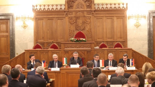 Kraje Grupy Wyszehradzkiej chcą poszerzania granic Unii Europejskiej. Zapowiadają też wspólne projekty infrastrukturalne i przyspieszenie prac nad budową szybkiej kolei i autostrady na trasie Warszawa-Budapeszt.