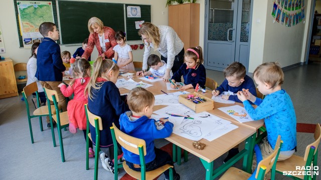 Dziewczynki i chłopcy uczą się osobno i to podstawowa różnica w edukacji w szkołach podstawowych Nawigator dla chłopców i Fale dla dziewcząt, które w sobotę miały swój dzień otwarty. W budynku jest też przedszkole koedukacyjne Fale.
