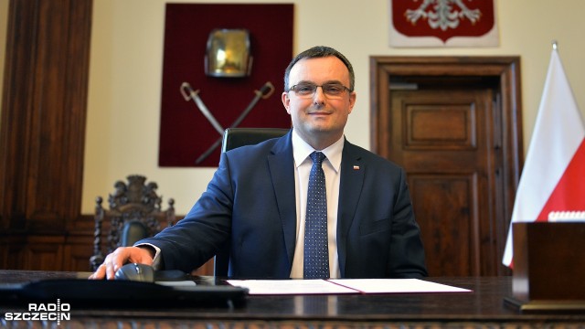 Tomasz Hinc przyjął w poniedziałek w Sali Rycerskiej Urzędu Wojewódzkiego nominacje na stanowisko wojewody zachodniopomorskiego. Wręczył mu ją Joachim Brudziński minister spraw wewnętrznych i administracji.