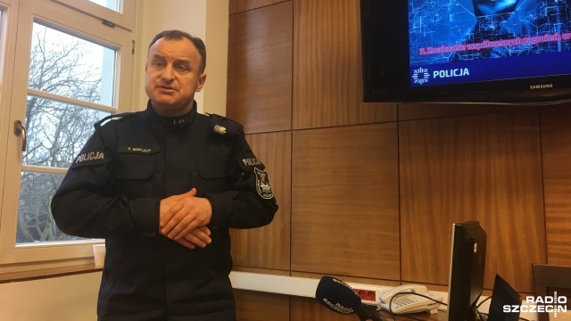 Zamiast oszukiwać na wnuczka, teraz naciągają na policjanta, kradną na śpiocha albo przez drzwi i okna skanują kluczyki samochodowe - to nowe metody oszustów. Mówił o tym w poniedziałek komendant miejski szczecińskiej policji, który przedstawił radnym coroczne sprawozdanie z pracy służby za ubiegły rok.