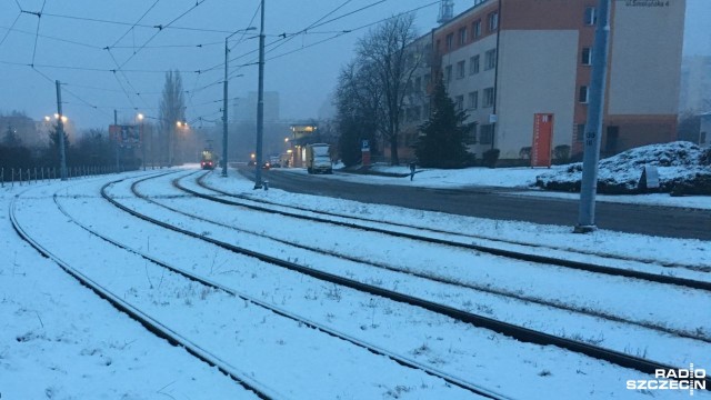 Poranne problemy kierowców. Opady śniegu i deszczu w Szczecinie i pada nadal.