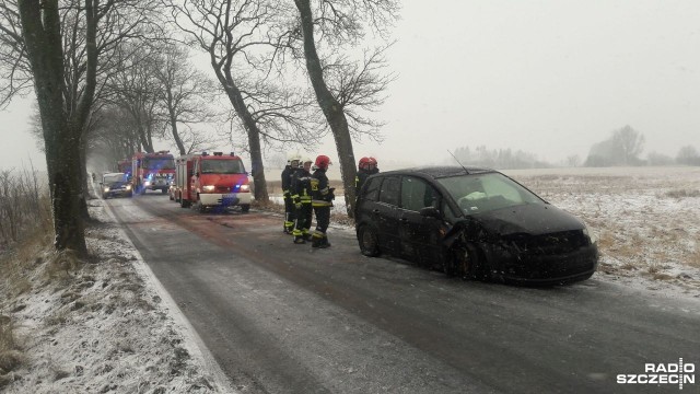 Pada śnieg i śnieg z deszczem. Mimo pracy pługów i solarek lokalnie jest bardzo ślisko.