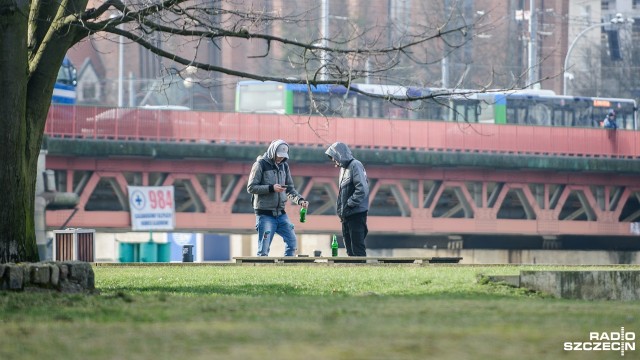 Alkohol można pić w wyznaczonych do tego miejscach, więc po co umożliwiać to jeszcze na nadodrzańskich bulwarach - pytali retorycznie szczecińscy radni, goście środowego magazynu Radio Szczecin na Wieczór.