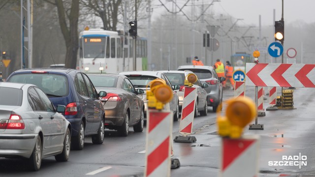 Zmiany na al. Wojska Polskiego i ul. Szafera w Szczecinie już obowiązują. Kierowcy gubią się szczególnie przed zamkniętym odcinkiem ul. Szafera: między rondem Olimpijczyków a aleją Wojska Polskiego.