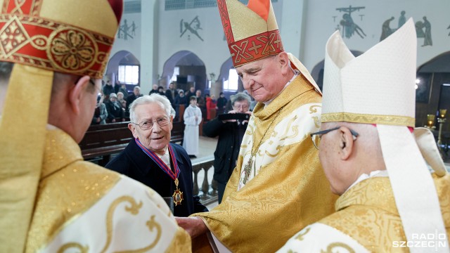 Były senator Edmund Bilicki został odznaczony w sobotę medalem św. Ottona z Bambergu - najwyższym odznaczeniem przyznawanym przez metropolitę szczecińsko-kamieńskiego. Odznaczenie zostało przyznane podczas uroczystości 90. urodzin senatora w czasie Mszy świętej w kościele pw. Najświętszego Serca Pana Jezusa w Szczecinie.