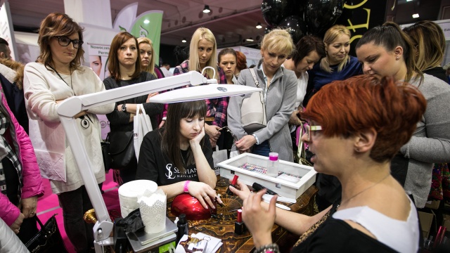 Blisko stu wystawców z całej Polski w hali Międzynarodowych Targów Szczecińskich pokazuje swoje kosmetyki, a także produkty do włosów, paznokci oraz zabiegi na twarz i ciało.