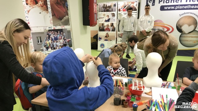 Kolorowe zdobienia manekinów oraz symboliczne golenie głowy - pierwszy finał Planet Head Day za nami. Planet Head Day to cykl imprez organizowanych na całym świecie - pierwszy raz w Szczecinie - podczas których możemy spotkać osoby chore na raka, poznać ich historie, na znak solidarności można też ogolić głowę i zaprojektować łysego manekina po swojemu. Wcześniej akcję - jak najbardziej czynnie - poparli piłkarze Pogoni Szczecin.