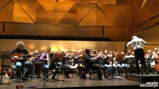 Sklep z Ptasimi Piórami obchodzi swoje 40. urodziny. Jubileuszowy koncert z towarzyszeniem Orkiestry Symfonicznej Filharmonii im. Mieczysława Karłowicza odbędzie się w niedzielę o godz. 17. W złotej sali Filharmonii zespół wykona swoje piosenki z najnowszej płyty Taką cię widzę nie zabraknie oczywiście znanych i lubianych utworów Sklepu. Aranżacji piosenek zespołu na orkiestrę dokonał Bogdan Jarmułowicz.