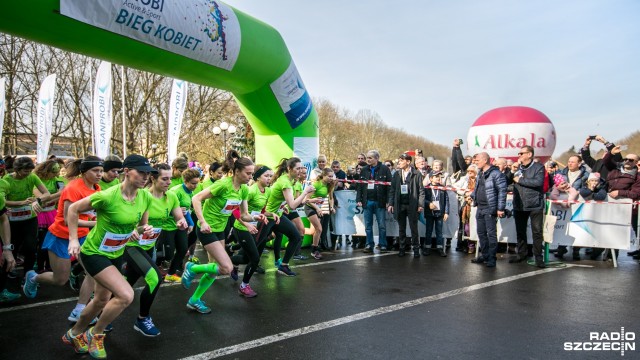 Prawie dwa tysiące kobiet pobiegło w niedzielę w szczecińskim Parku Kasprowicza. W ramach Biegu Kobiet panie rywalizowały na dystansie pięciu kilometrów w kategoriach Nordic Walking i w tradycyjnego biegu.