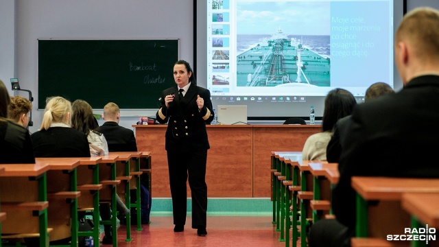 Przekonywała, że kobieta może być dobrym kapitanem statku - opowiadała studentom o blaskach i cieniach tego zawodu. We wtorek w ramach prowadzonego przez Akademię Morską cyklu Ster na karierę odbyło się spotkanie z kapitan żeglugi wielkiej Klaudią Skotnicą-Filat.