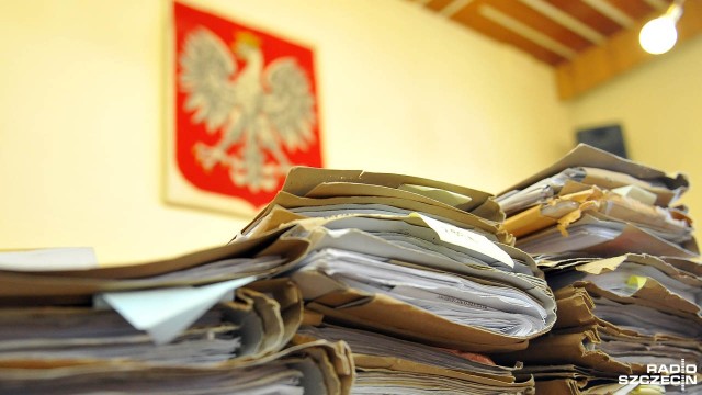 Powiatowy radny z Gryfina wybrany z listy Platformy Obywatelskiej odpowie przed sądem za naruszenie nietykalności cielesnej. Chodzi o Marka B., który podczas protestu opozycji zaatakował przechodnia pizzą. Grozi mu za to grzywna, a nawet rok więzienia. Proces w tej sprawie rozpocznie się w środę przed gryfińskim sądem.