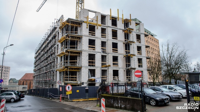 Kierowcy pozostawiający tam swoje auta, parkują je w różnych dziwnych miejscach, ryzykując wysokie mandaty. Pracujący i mieszkający na Starym Mieście szczecinianie nie zwracają uwagi na znaki i zostawiają swoje samochody w miejscach zabronionych.