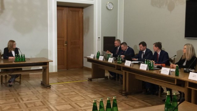 Na rozbieżności w zeznaniach świadków przed komisją śledczą Amber Gold wskazują posłowie komisji.