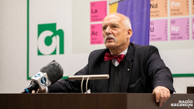 Skrytykował Unię Europejską i mówił, że jeśli nie wyjdziemy z socjalizmu, to porządek z nami zrobią muzułmanie. Janusz Korwin-Mikke w środę odwiedził Szczecin.