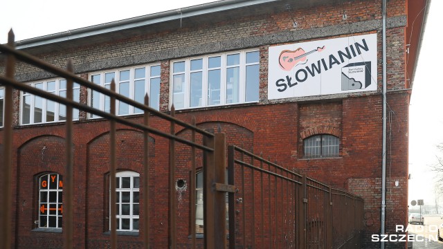 Sufit w sali koncertowej Domu Kultury Słowianin w Szczecinie mógł się zawalić. To prawdziwa przyczyna odwołania koncertów i zajęć.