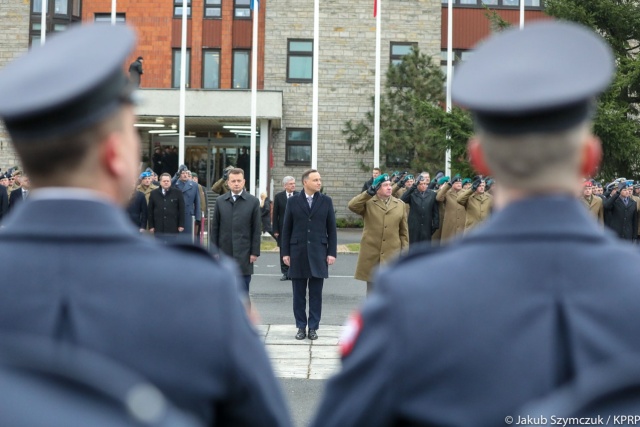Armia większa i lepiej uzbrojona oraz nowa strategia bezpieczeństwa narodowego - to cele, jakie stawia sobie prezydent i kierownictwo Ministerstwa Obrony Narodowej. W czwartek na dorocznej odprawie rozliczeniowo-koordynacyjnej spotkały się w Warszawie osoby odpowiedzialne za polskie wojsko: prezydent, ministrowie i dowódcy.