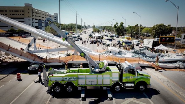 W amerykańskim Miami zawalił się most dla przechodniów nad autostradą. Według ostatnich informacji nie żyją 4 osoby. Część samochodów zostało przygniecionych.