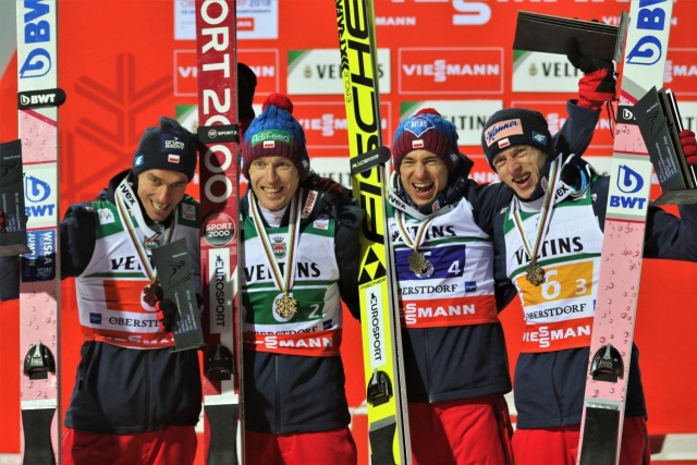 Reprezentanci Polski zajęli drugie miejsce w konkursie drużynowym Pucharu Świata w skokach narciarskich na mamucie w Vikersund.