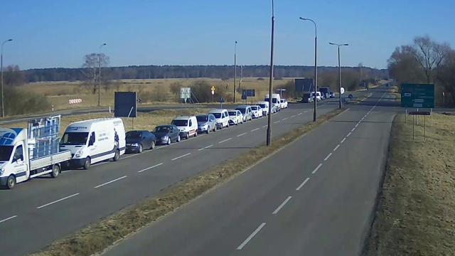 Uwaga kierowcy podróżujący w kierunku Świnoujścia. Przed karsiborską przeprawą ustawiła się spora kolejka samochodów.