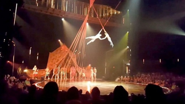 Tragiczny wypadek podczas spektaklu Cirque du Soleil w Tampie na Florydzie. Jeden z akrobatów spadł z wysokości. Jego obrażenia okazały się na tyle poważne, że zmarł w szpitalu.