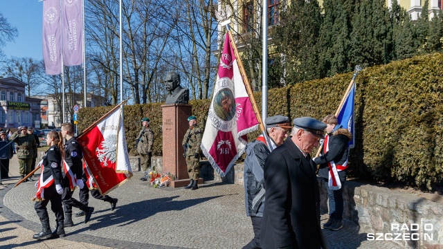 Kilkudziesięciu uczniów ze szczecińskich klas mundurowych, piłsudczycy i żołnierze wzięli udział w poniedziałkowych uroczystościach przed popiersiem marszałka na Placu Szarych Szeregów.