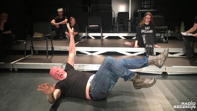 Czytanie skryptu, zapisu scenicznych działań grupy teatralnej z Charkowa Piękne Kwiaty odbyło się w poniedziałek w Teatrze Małym w Szczecinie.