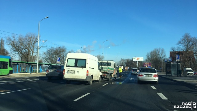 Niebezpiecznie zrobiło się w drodze do centrum od strony szczecińskiego Prawobrzeża. Około 8:15 przy Basenie Górniczym zderzyły się dwa samochody dostawcze i osobówka.