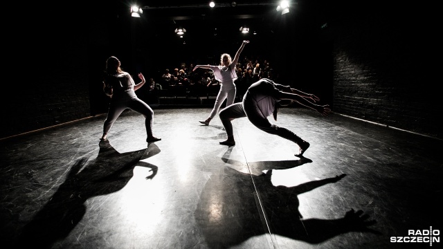 Spróbowała narkotyków po raz pierwszy i się uzależniła. Nie potrafiła z tym walczyć, poza dwiema przyjaciółkami zostawili ją wszyscy. Nawet rodzice... To opis spektaklu uczniów z Bierzwnicy. Przedstawienie powstało w ramach konkursu form artystycznych w Teatrze Kana w Szczecinie.